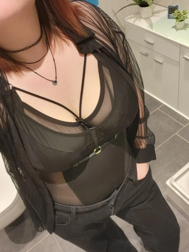 Open clothes picture of Mindy
