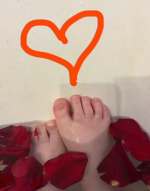 Cute little feet I have, u want to suck em
