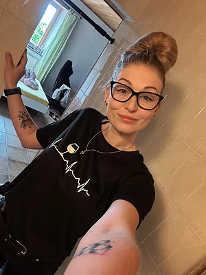 A cute one 🥰 join me on my OF 🤓