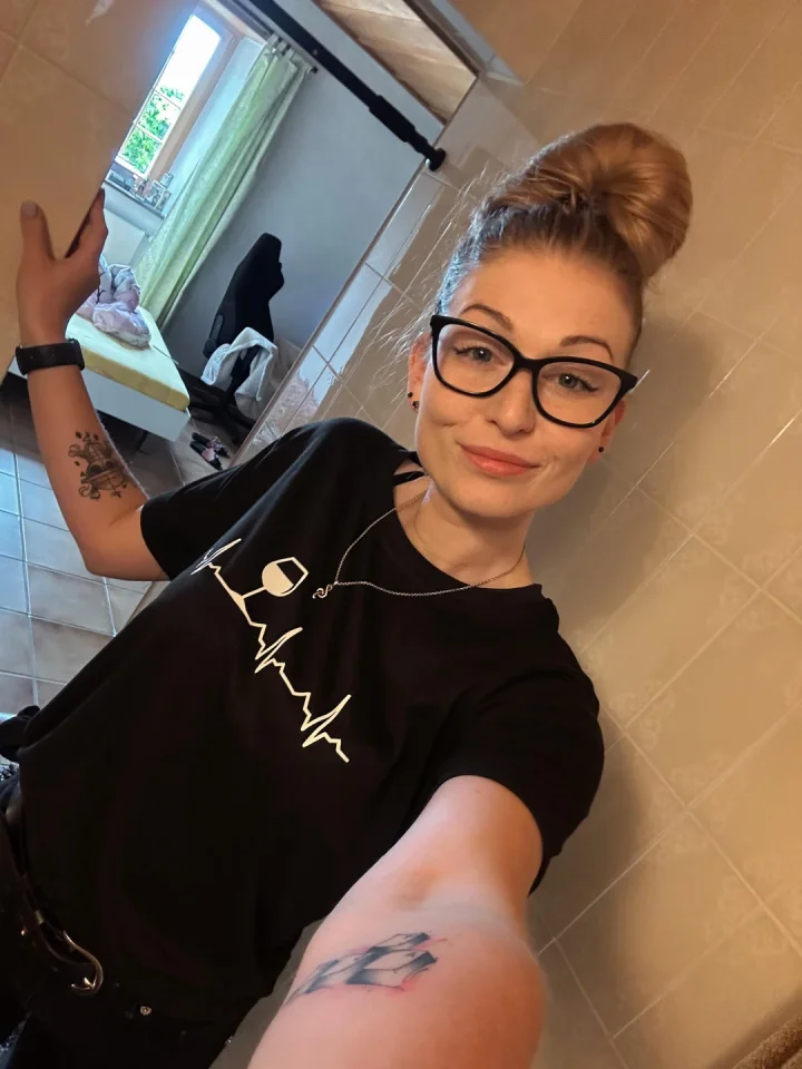 A cute one 🥰 join me on my OF 🤓