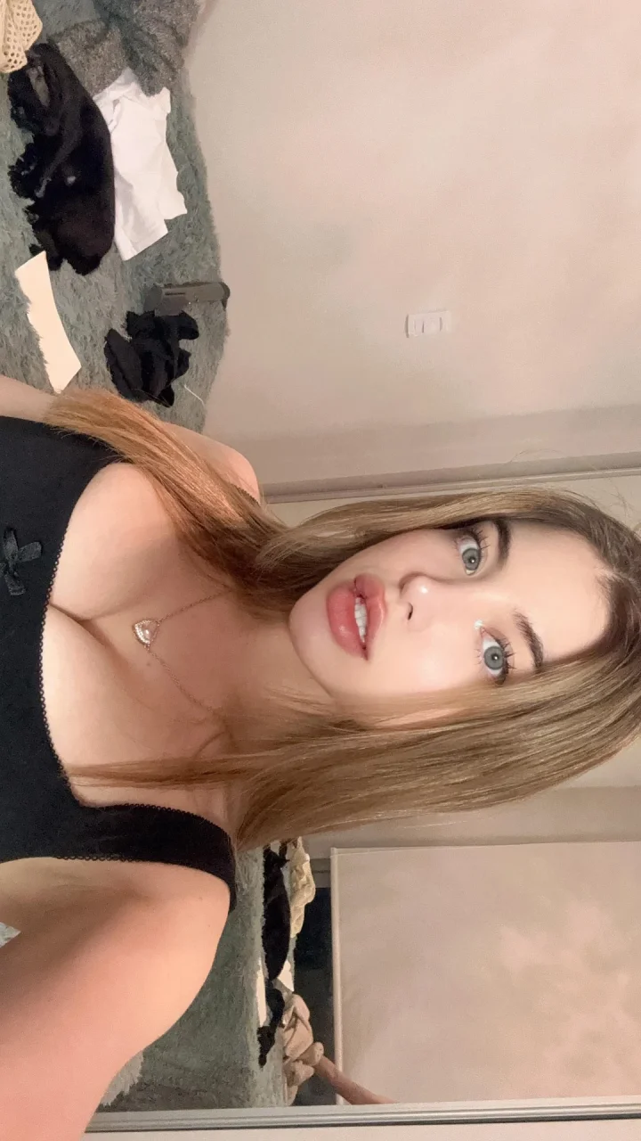 Parted lips picture of Sophie Luna