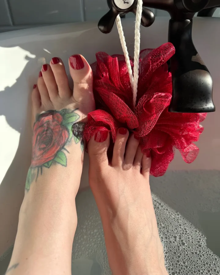Worship my sun kissed feet in this steamy sensual bath shot! My feet are always the most relaxed while in the bath.