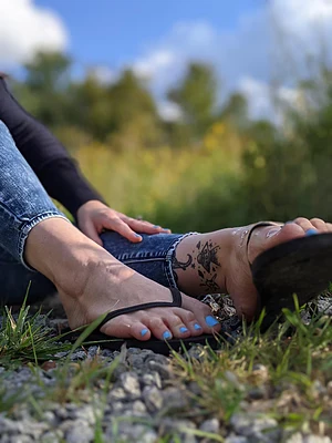 35% off ✨ 3 days only ✨ Feet friendly content and more 💖 No Ppv or paywalls ✨