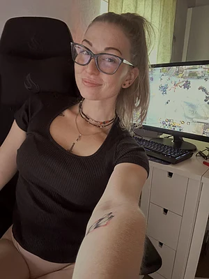 Nerdy one 🤓 my OF forfree 🫰🏻