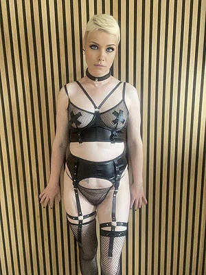 Come play with me 🖤