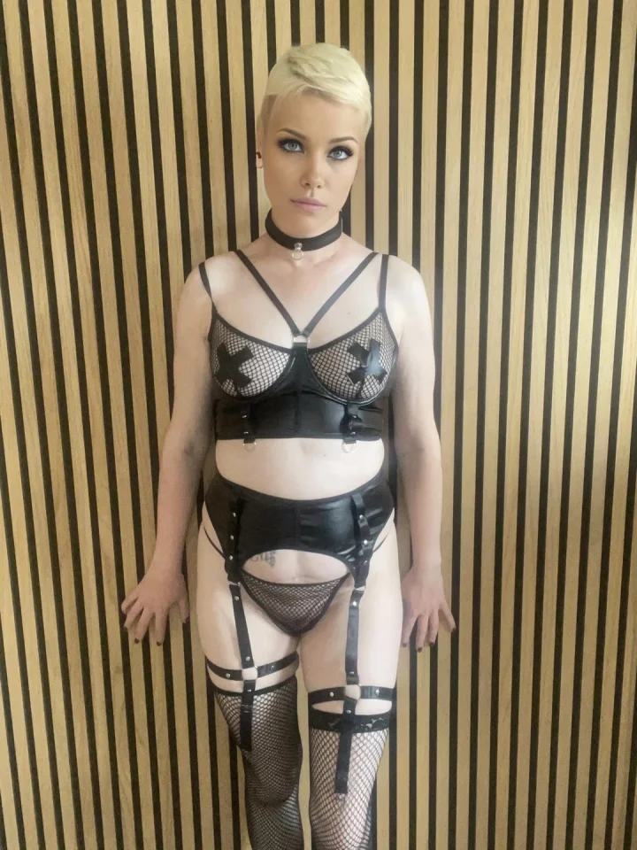 Come play with me 🖤