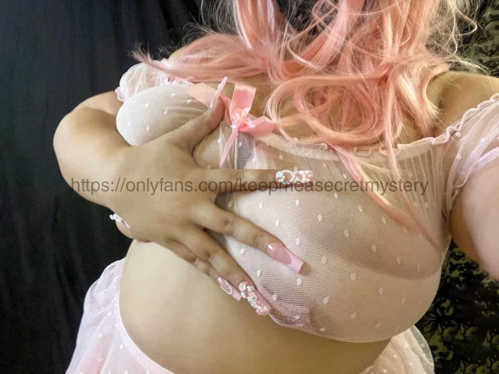 Are they big enough? 😈 – Photo Bas de Your mystery girl (@keepmeasecretmystery)