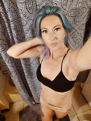 Back woods lady's pic #3