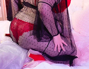 Chubby domme with curves that crush egos.