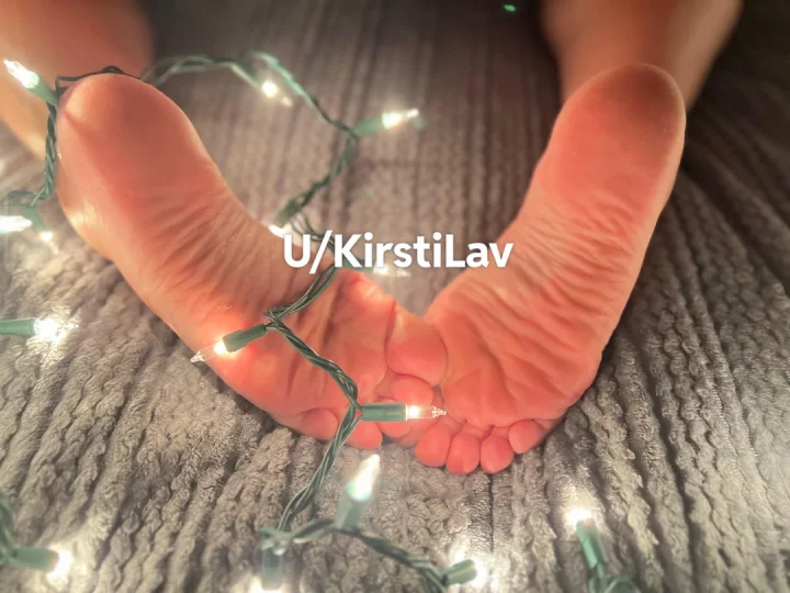 “Pretty feet, dirty thoughts 😈🦶”