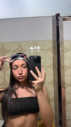 Going to a wine demonstration, I hope I don't drink too much, because I'll come back horny without underwear, making inappropriate videos