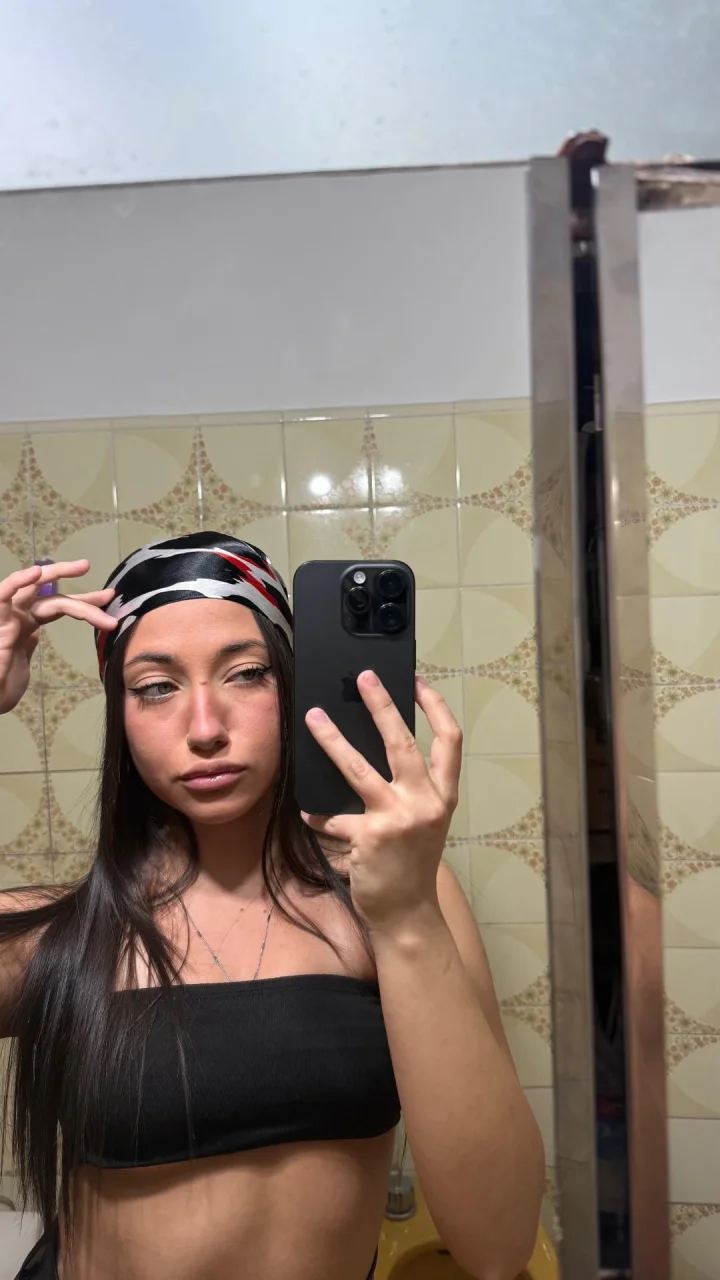 Going to a wine demonstration, I hope I don't drink too much, because I'll come back horny without underwear, making inappropriate videos