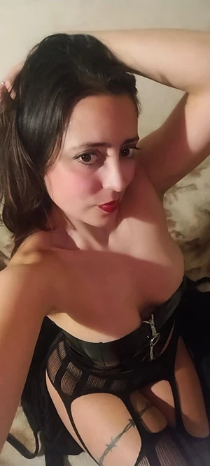 Pretty Mommy Dom of 41 yo. ready to make you obey