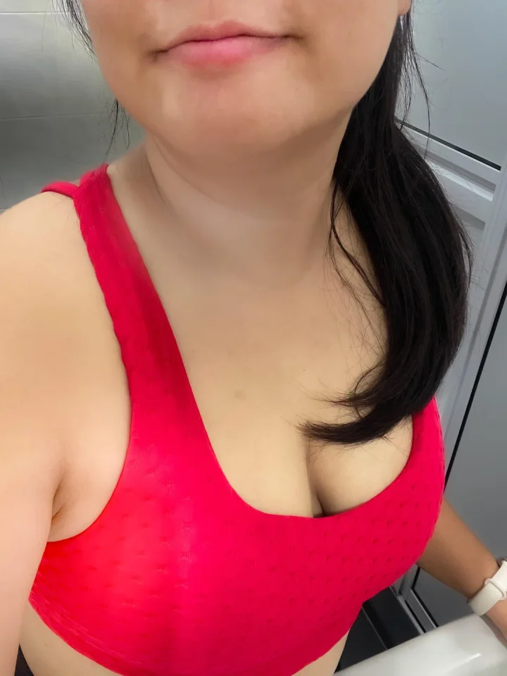 A good workout makes a girl feel horny😉