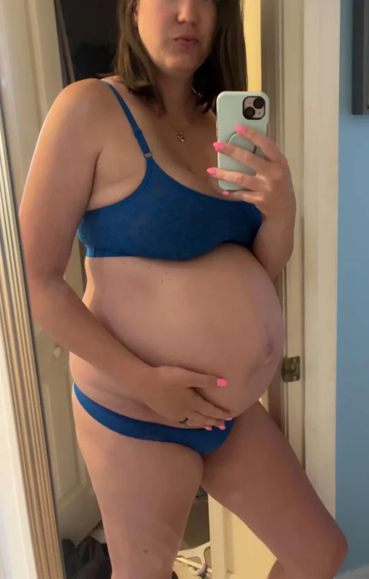Hand on own stomach picture of FL_Hotwife😈