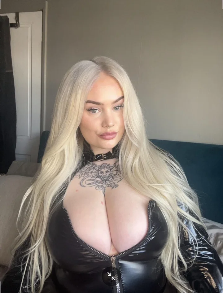 Looking for a busty baddie.. well you’ve found her