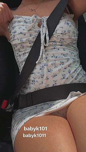 this hot MILF wants to play 😚