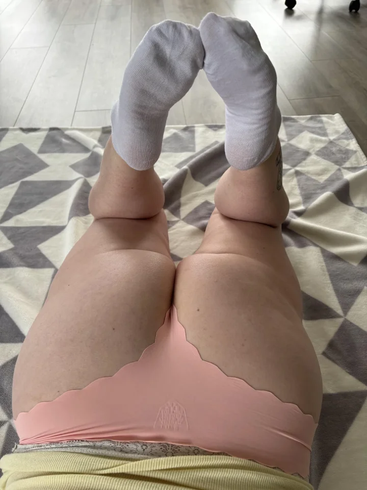 Happy Friday - enjoy my sexy panties! – Liegend Foto von Dainty Feet (@dainty-feet27)