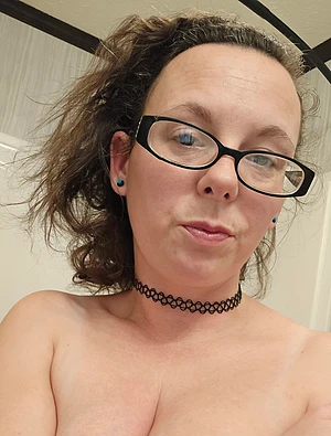 Bare skin, messy hair, clear mind. The best kind of reset. No rush, no rules—just me finding my rhythm again… and maybe tempting a few of you while I do 😉