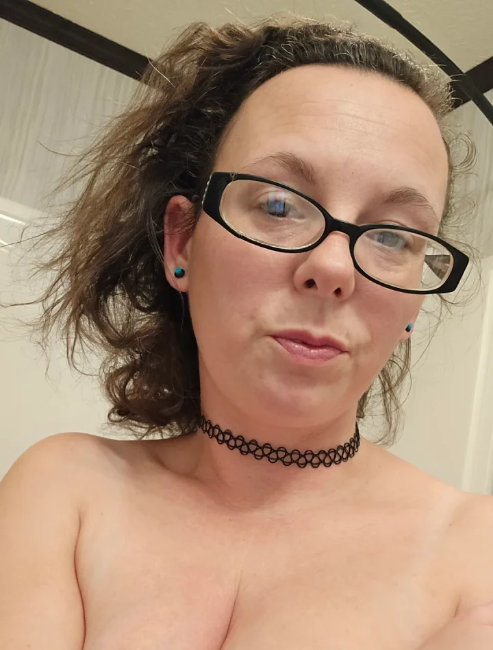 Bare skin, messy hair, clear mind. The best kind of reset. No rush, no rules—just me finding my rhythm again… and maybe tempting a few of you while I do 😉