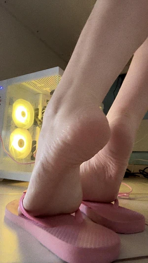 Wanna smell under my soles? I bet you would love that❤️ Open your wallets💸💸💸