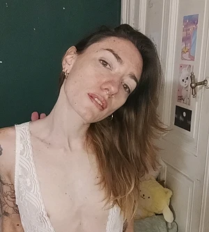 Flatchest, freckles and pretty face, green eyes