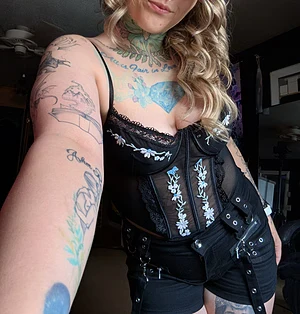 Violet Cross's pic #1