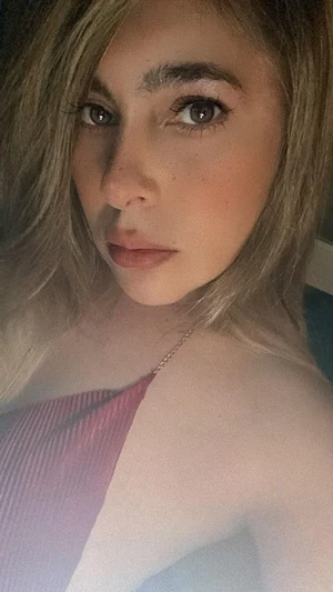 One look and I’m already under your skin 💋