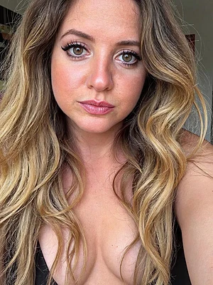 cum say hiii to me 🫶🏻