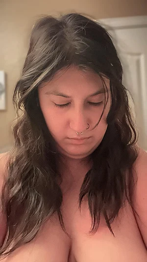 Hot brunette looking to please on my knees