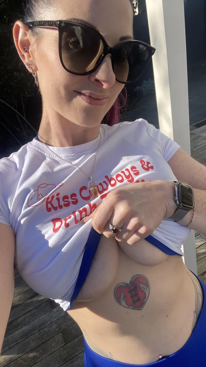 Heavy mommy milkers 😍 – Blaue slip Foto von Seren May