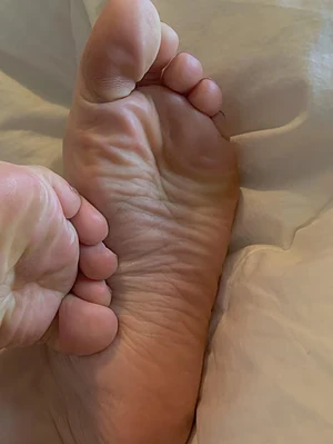 Can someone come worship my feet this weekend 💕