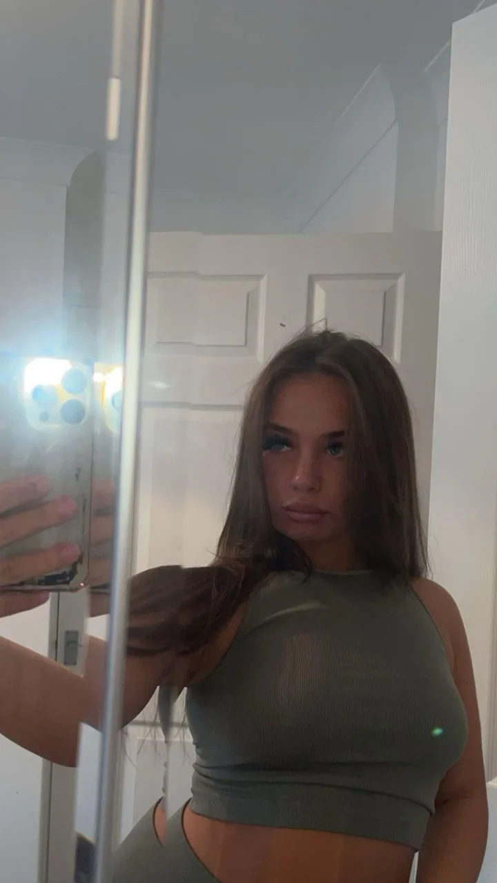Thick eyebrows picture of Daisy Mitchell
