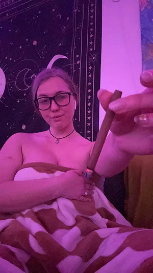 Happy Monday, cum smoke and play with me 😈😈