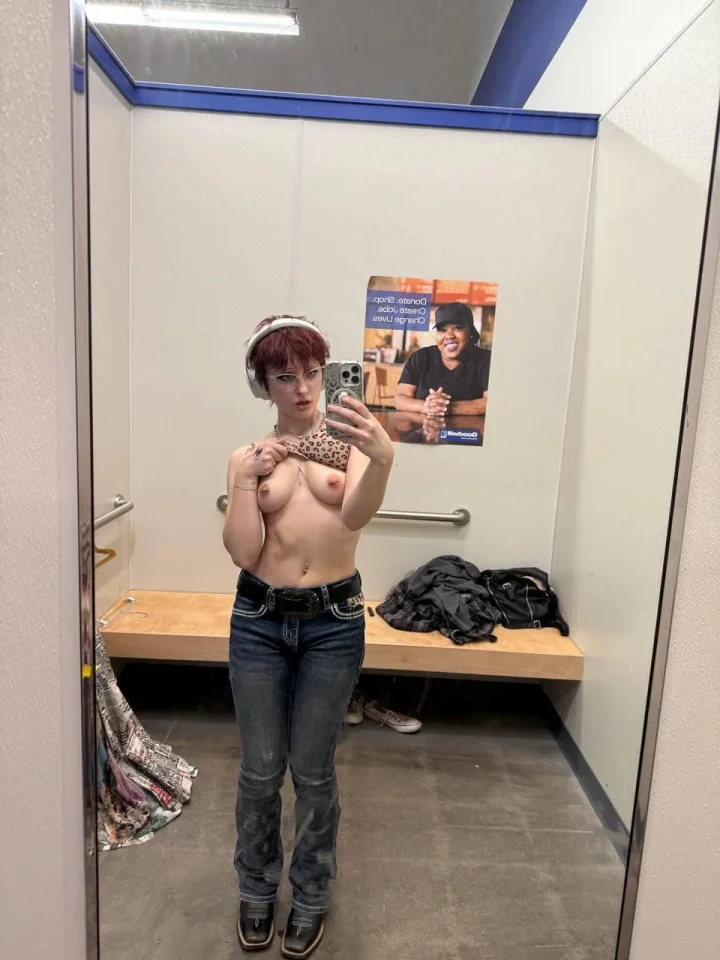 Shirt lift picture of Sylva 💚⛓️