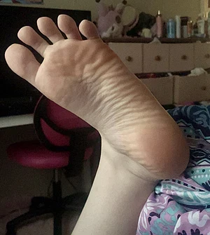 I post feet content on my onlyfans as well as nude content 😚 go sub and give me suggestions 😍