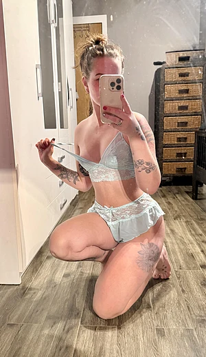 Bored, come play 😈 https://onlyfans.com/misschloemarie