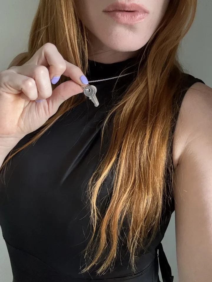 Ribbed shirt picture of Mistress Scarlett boots