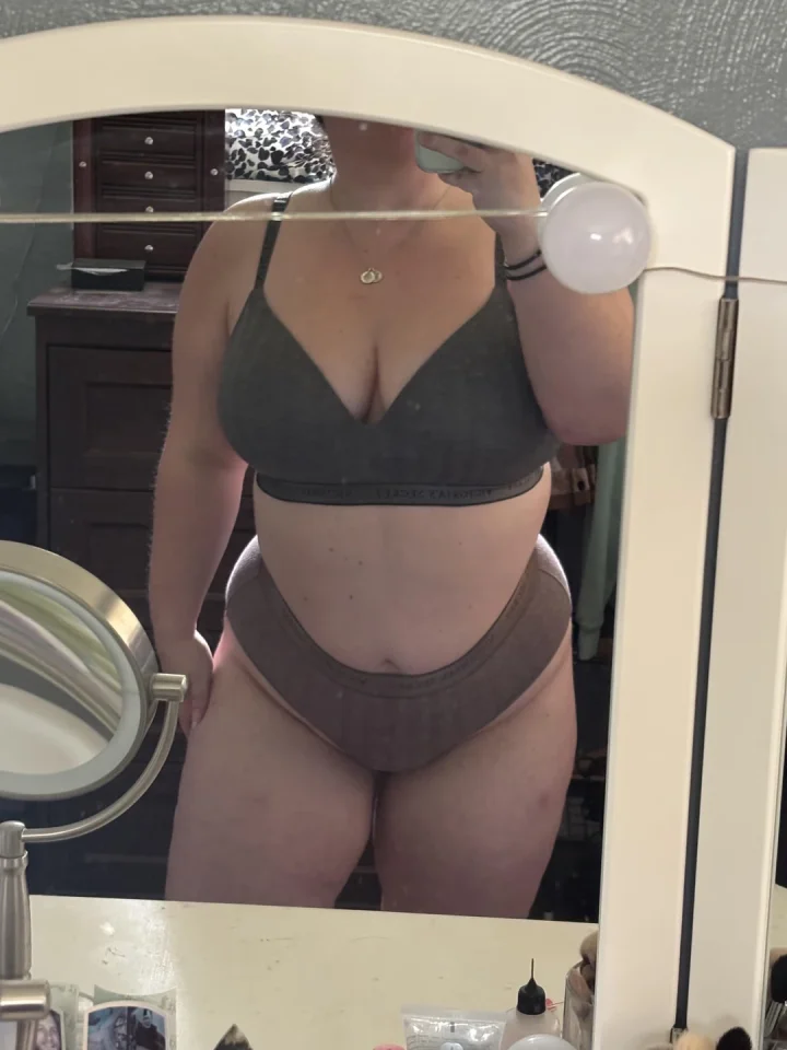 Grey panties picture of Lo 🤍