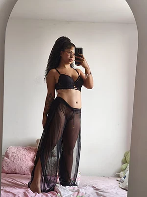 Mirror selfies hit different when I feel this pretty