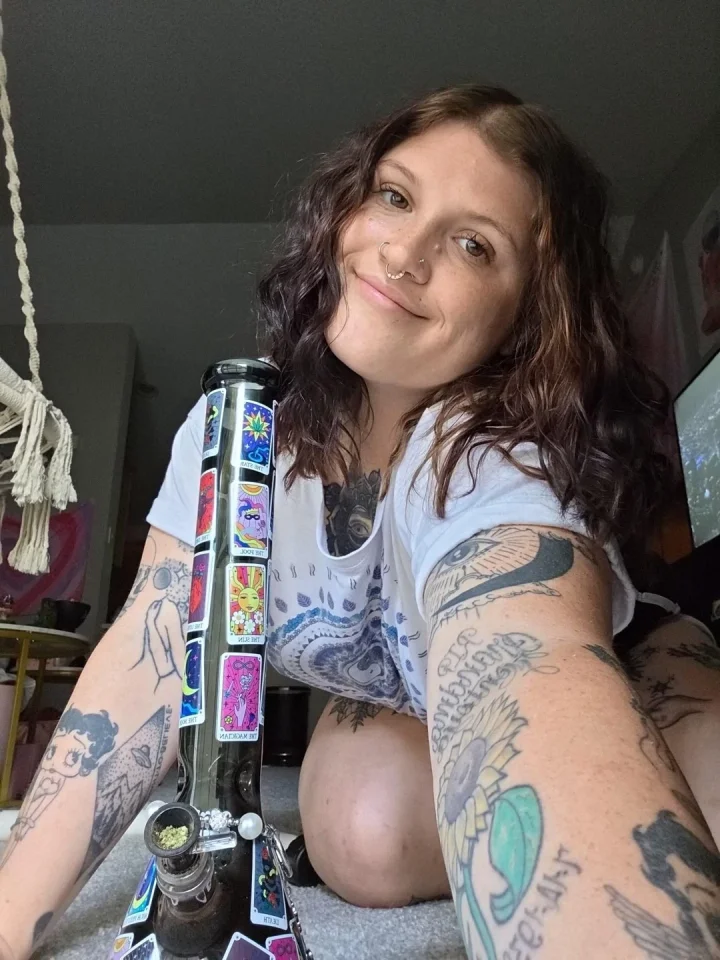 Dazed and confused – Shoulder tattoo picture of that groovy chick