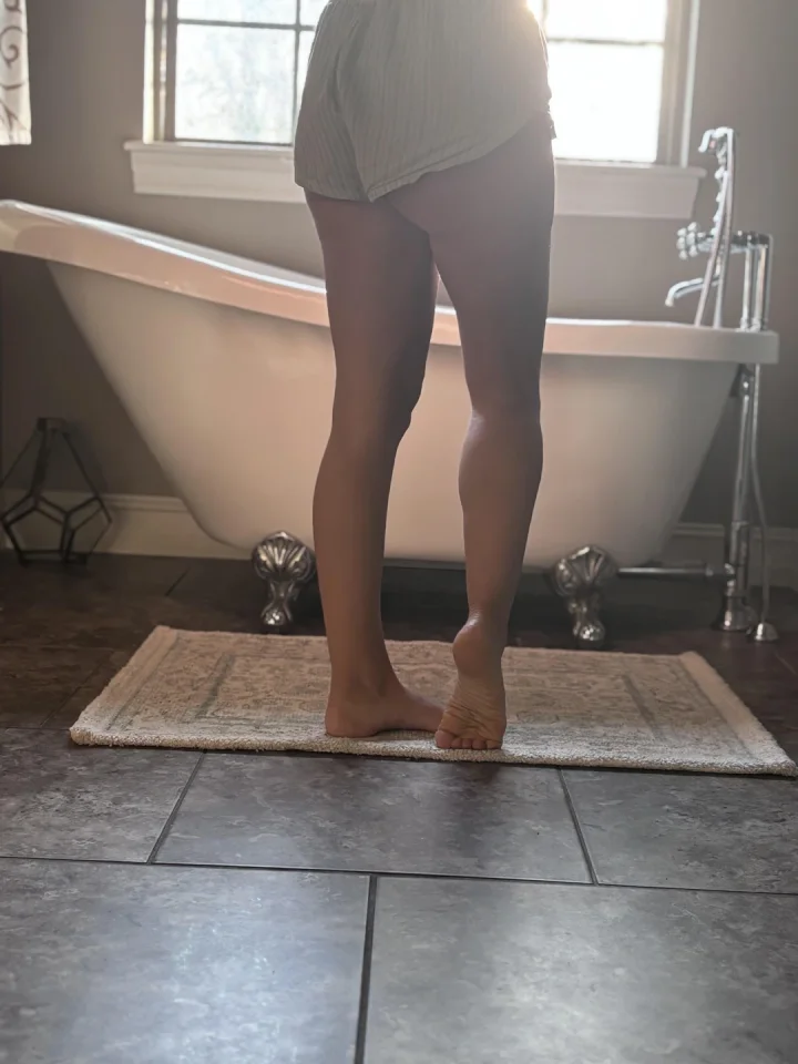 Barefoot picture of standingonbusiness27