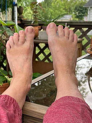 Do you think I have cute feet? Give me a sub for a free set of pics your choice 🤭😉😉😉 free page and paid page!! https://onlyfans.com/hotmama_laur/c6