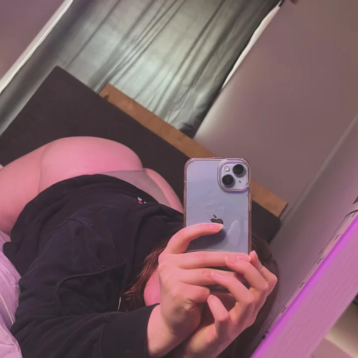 Ass crack picture of Vee