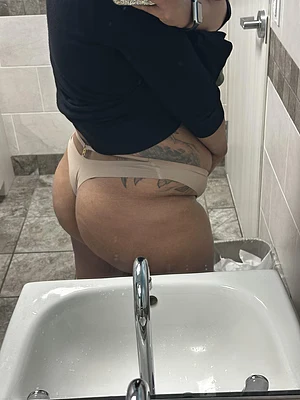 I’m just a thicky wit a fatty 🍑 for your Monday motivation. 🥵😘 ! 40% off my vip page right now! Cum see what you been missing 💦🥵😈