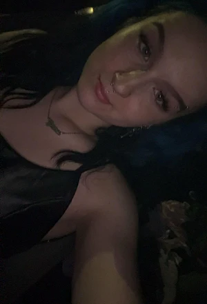 who doesn’t want a pretty face to look at ?