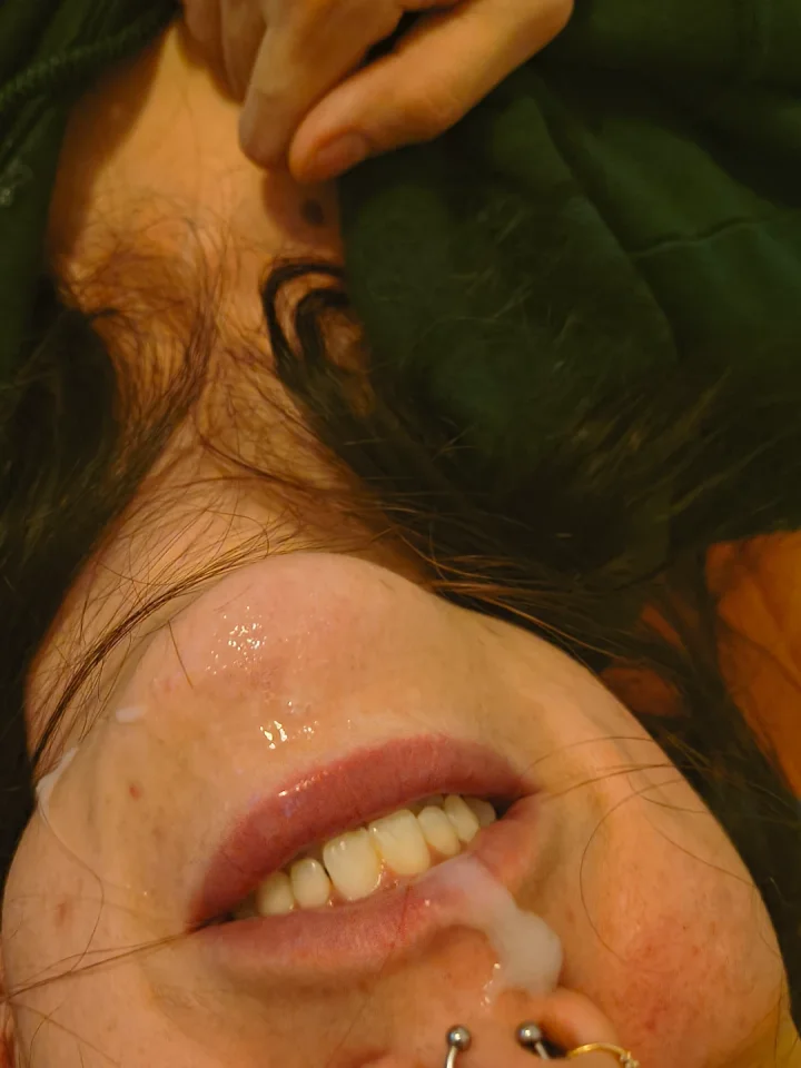 Watch me get my pretty little face fucked 🤤🤤