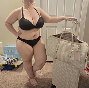 Take me on vacations and tell me I'm pretty! ❤️