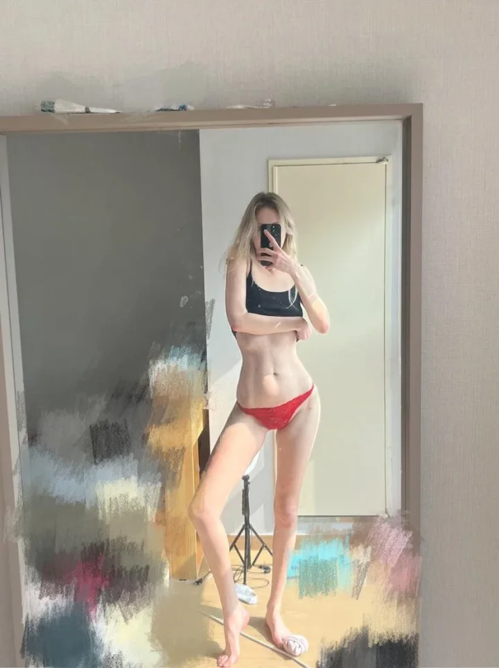 Arm under breasts picture of 🍒