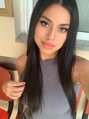 First time here just wanted to say hii :) Super into Rp, Bdsm, and experimenting with many other things